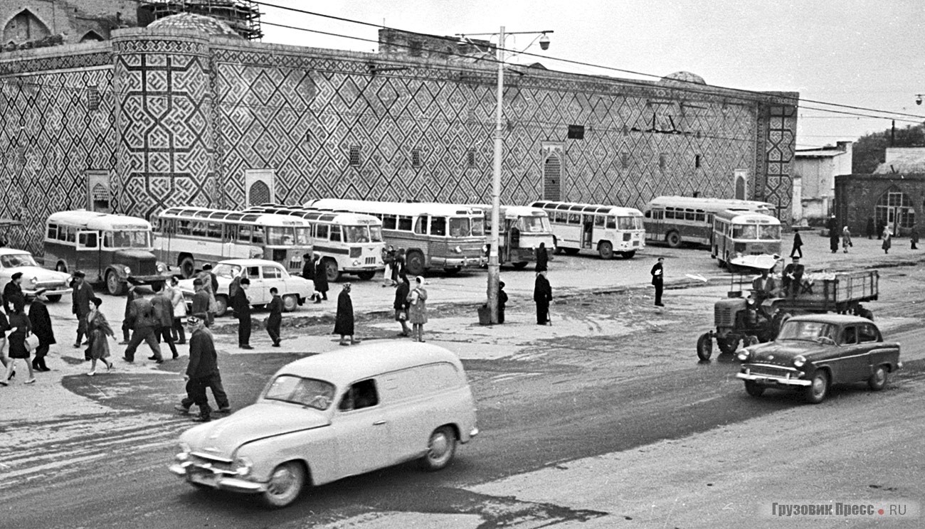 Škoda 1201 в Самарканде, у автостанции на Регистане, 1964 г. Фото Александра Прокофьевича Кузьменко, оцифровка Наиля Валиева