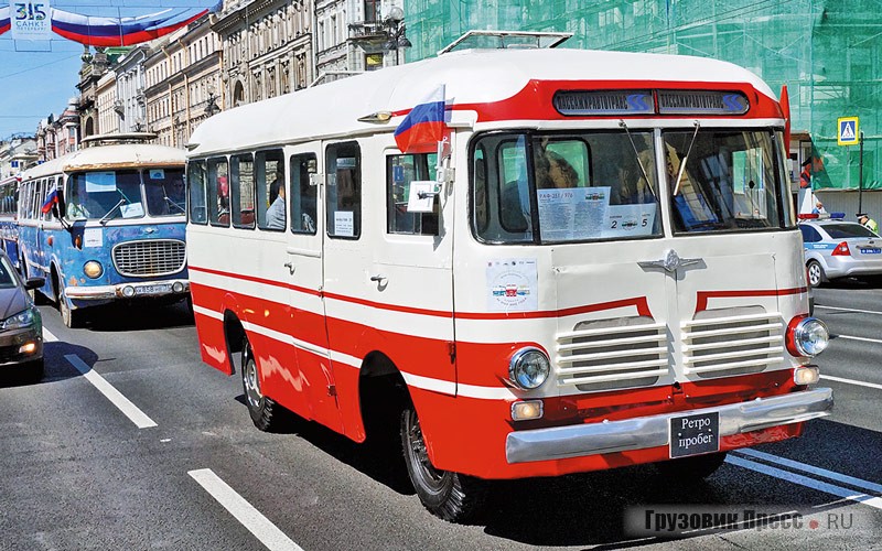 [b]РАФ-251 / 976, 1964 г.[/b] Ещё одна премьера парада – автобус РАФ-976, восстановленный 6-м автобусным парком «Пассажиравтотранса». Автобус приобретён на исторической родине – в Латвии, из коллекции известного автогонщика и бизнесмена Андриса Дамбиса, и ввезён в Россию как культурная ценность. Кузов был воссоздан заново, а декоративными элементами раннего образца с машиной «поделился» найденный в Токсово кузов РАФ-251, не подлежащий восстановлению