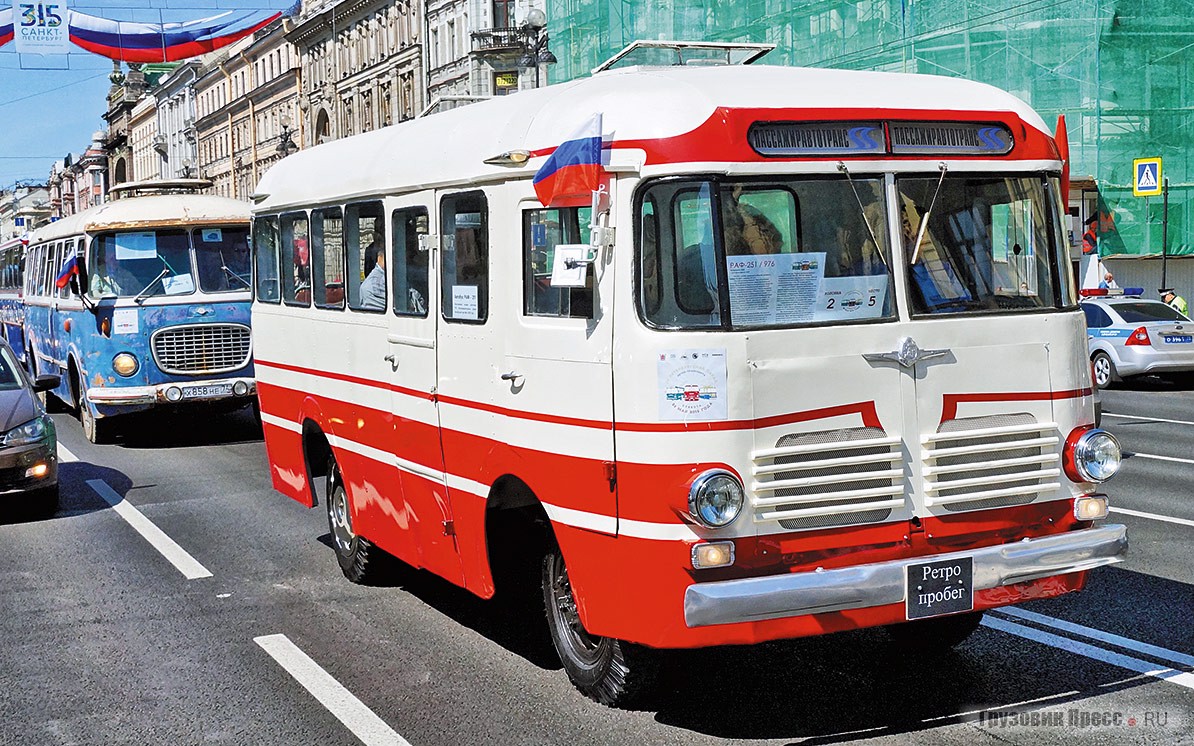 [b]РАФ-251 / 976, 1964 г.[/b] Ещё одна премьера парада – автобус РАФ-976, восстановленный 6-м автобусным парком «Пассажиравтотранса». Автобус приобретён на исторической родине – в Латвии, из коллекции известного автогонщика и бизнесмена Андриса Дамбиса, и ввезён в Россию как культурная ценность. Кузов был воссоздан заново, а декоративными элементами раннего образца с машиной «поделился» найденный в Токсово кузов РАФ-251, не подлежащий восстановлению