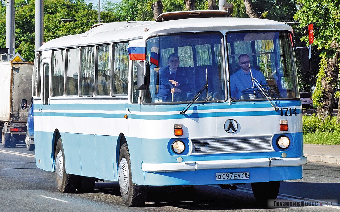 [b]ЛАЗ-699Р, 1993 г.[/b] Бело-голубой ЛАЗ-699Р куплен для Петербургского музея автобусов в Ижевске, где он обслуживал развозки завода железобетонных изделий. Машина пришла в Санкт-Петербург своим ходом и без поломок, а после косметического ремонта служит музейным экспонатом