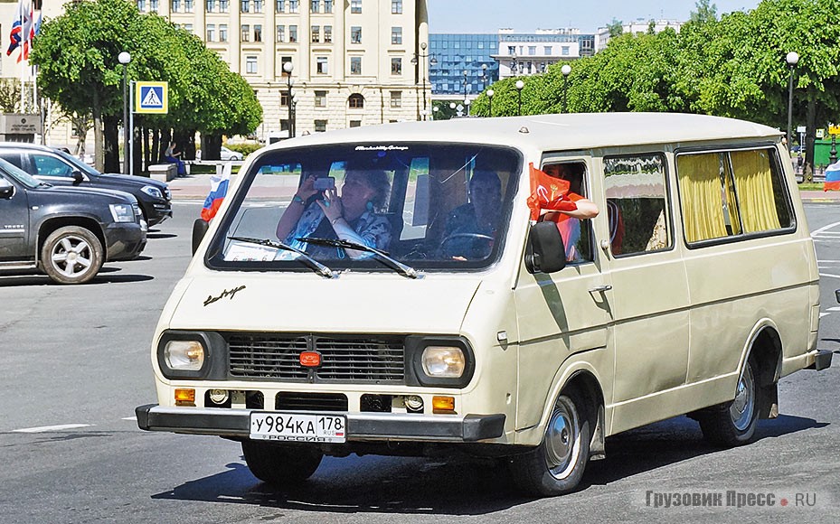 [b]РАФ-2203.[/b] Другой бежевый РАФ, достаточно раннего выпуска – 1983 года – представлен частным лицом из Петербурга…