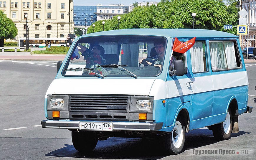 [b]РАФ-22038-02, 1995 г.[/b] …а более поздняя машина – РАФ-22038-02 от RetroBus. Индекс 22038 на деле относится только к машинам с новой «высокой» панелью приборов и рулевой колонкой – после 1994 года постройки