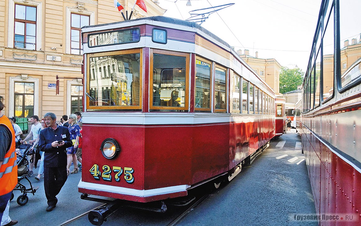 [b]ЛМ-33 (1934 г.) + ЛП-33 (1936 г.).[/b] «Американка» – трамвайный поезд из вагонов ЛМ-33 (Ленинградский моторный, образца 1933 года) и ЛП-33 (Ленинградский прицепной). Своё прозвище этот трамвай получил вслед за прообразом – трамвайными вагонами американской фирмы Peter Witt, которые стали образцом для ленинградских инженеров. Первоначально они так и назывались – МА и ПА, т. е. «Моторный американского типа» и «Прицепной американского типа». Такие вагоны эксплуатировались в Ленинграде дольше любых других – 45 лет!