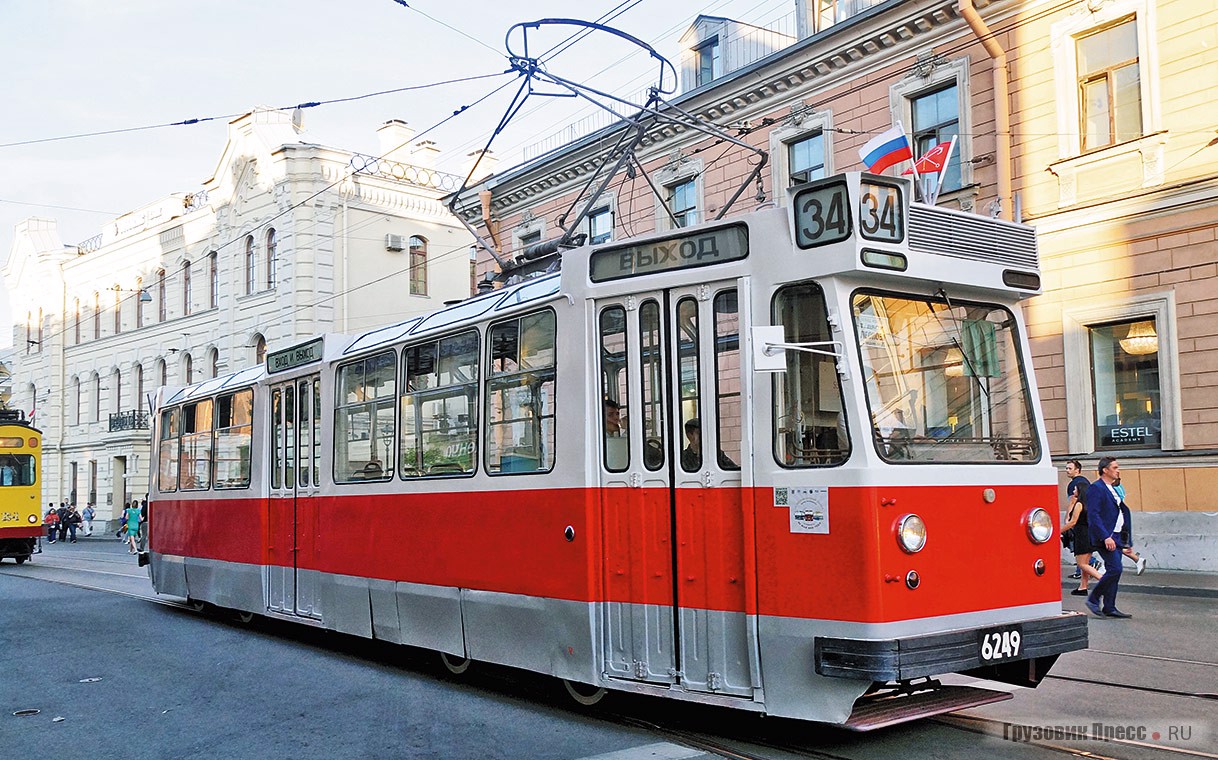 [b]ЛМ-68 (1974 г.).[/b] Вагон следующего поколения, ЛМ-68, выпускал завод ВАРЗ-1 с 1968 по 1974 год. За необычные формы и огромную площадь остекления ЛМ-68 прозвали «Аквариумом». Главной его особенностью стало появление возможности работы по системе многих единиц, когда два трамвая не просто сцеплены в поезд, но и являются моторными. На этом вагоне испытывалась новая тиристорно-импульсная система управления, что позволило ему проработать до 1993 года – на пять лет дольше других ЛМ-68