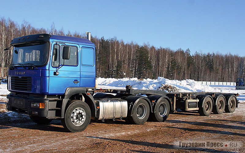 Серийный тягач «Тонар-6423» с полуприцепом-контейнеровозом «Тонар-974629» с раздвижной рамой. Сейчас полуприцеп в сложенном состоянии