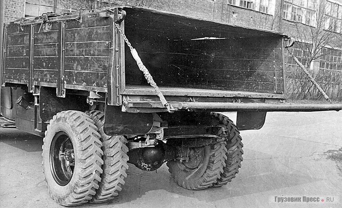 Кузов опытного ЗИС-585-сх с закрытой крышей и задним бортом, открытым на нижней навеске и поддерживаемым цепями. Москва, НАМИ, 1952 г.