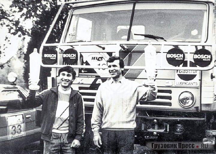 1988 г. Владимир Гольцов и Фирдаус Кабиров с первым в марафонской истории «КАМАЗа» призом на ралли «Ельч»