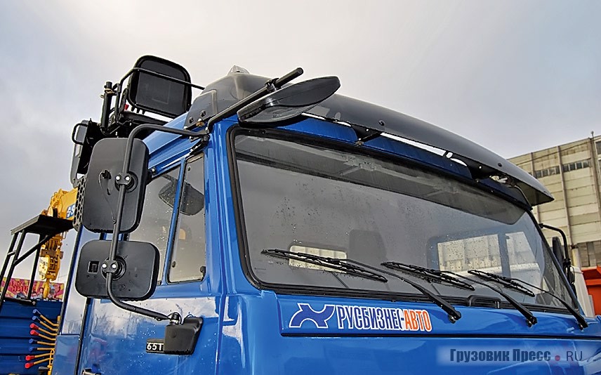 КАМАЗ-65117 одним из первых среди камских грузовиков получил расширенный комплект боковых и подкатных зеркал, а также наружный противосолнечный козырёк над ветровым стеклом