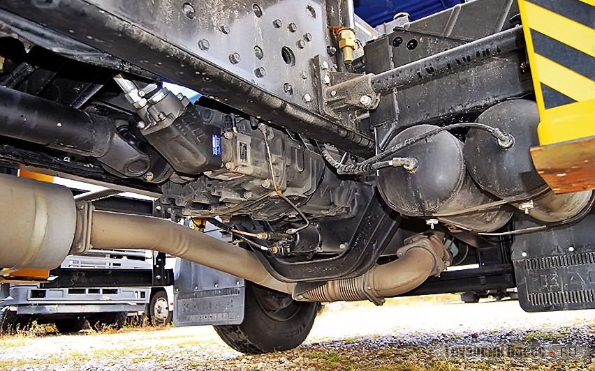 Коробка передач ZF 9S1310 и иностранная раздатка надёжно спрятаны в недрах рамы грузовика, а трубу глушителя прикрывает балка передней оси