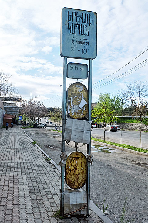 Автобусная остановка с лаконичным расписанием: автобусы № 11, 24 и 59 могут тут курсировать с 8 до 10 часов