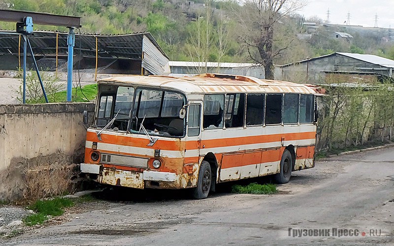 Львовский автобус ЛАЗ-699Р «Турист 2» во дворах вблизи улицы Рубинянца