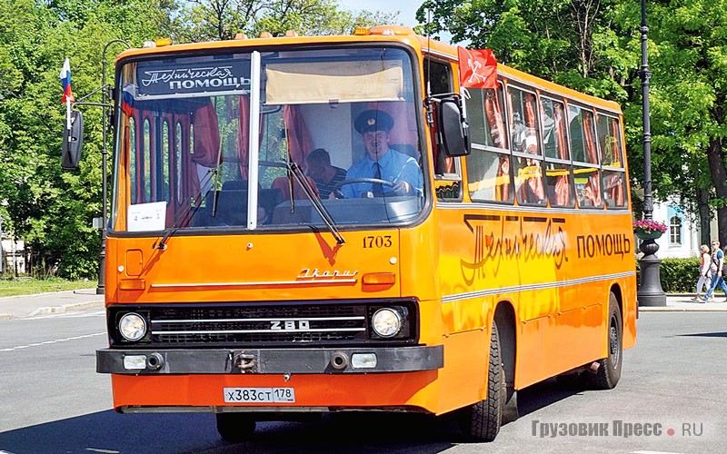 «Обрубок» техпомощи на основе [b]Ikarus 280.33[/b] 1987 года когда-то был пассажирской «гармошкой» в 1-м автобусном парке Ленинграда, а после – «техпомощью» и буксиром в Колпинском автобусном парке. После восстановления он не просто музейный автобус, но и спецавтомобиль техпомощи, подготовленный как для буксировок неисправных машин по парку, так и для дальних музейных экспедиций. Шрифт надписей на борту разработан специально для этой машины дизайнером Азатом Романовым