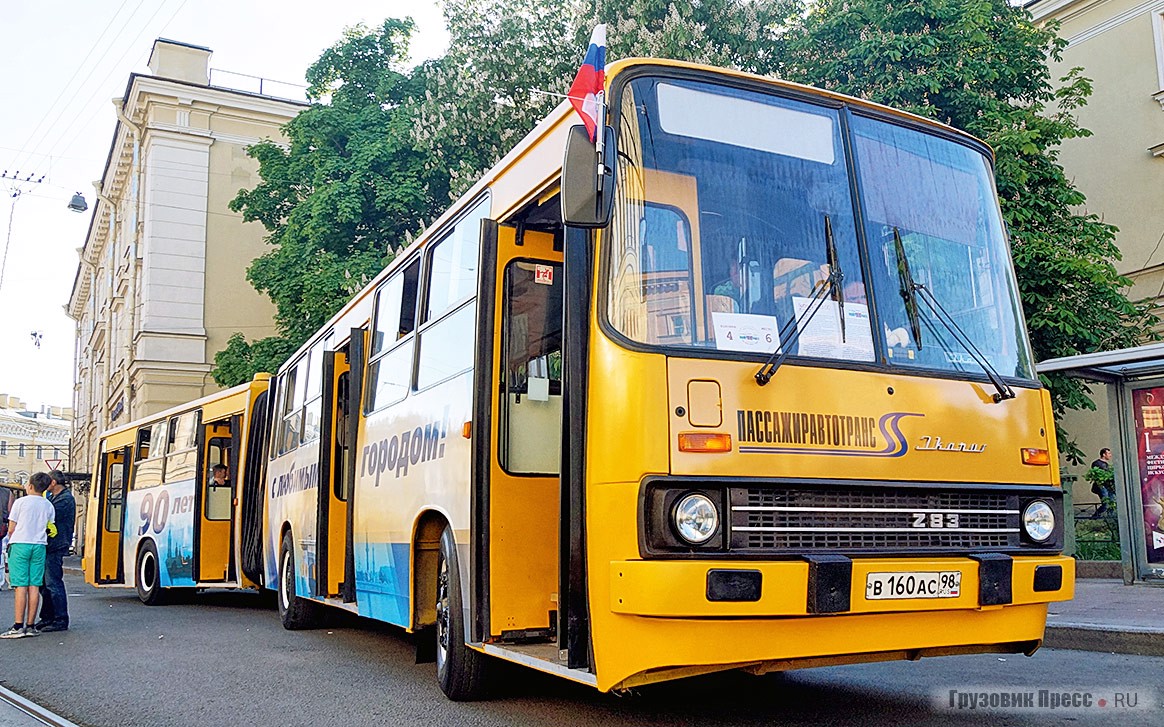 «Царь-гармошка» [b]Ikarus 283.00[/b] 1990 г.в. отличалась от модели «280» удлинённым кузовом, более мощным мотором, задним мостом без подруливания и на двускатной ошиновке. Эту машину показали публике впервые. Ikarus 283.00 в первой жизни работал в «Мосгортрансе», а после списания десять лет провёл в консервации. В 2017 году он был разобран сотрудниками музея «Московский транспорт» как донор и приговорён к металлолому, но машине повезло: её спасли сотрудники Петербургского музея автобусов