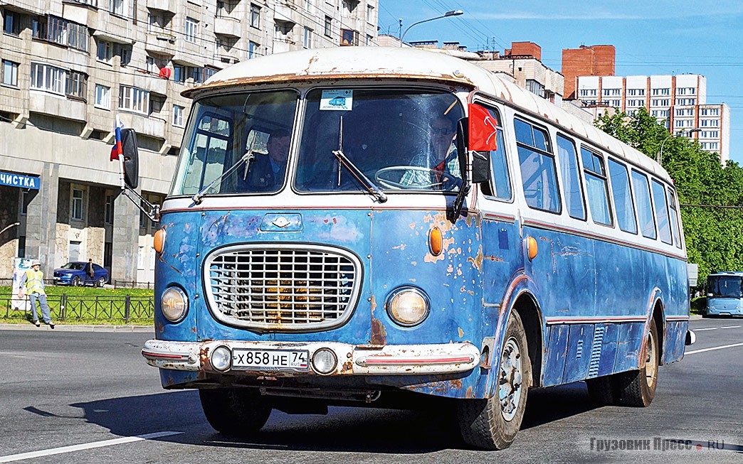 [b]Škoda 706RTO[/b]  1964 года из коллекции RetroBus в прошлом служила медицинским спецавтомобилем – машиной «службы крови». Позднее её переделали в пассажирскую, чтобы развозить железнодорожных путейцев, но вскоре поставили на прикол с мелкой поломкой. После долгого простоя в 2014 году машину приобрели для коллекции RetroBus в посёлке Каракулька Челябинской области. Первый этап восстановления автобус прошёл в Слободском Кировской области, а после постановки на ход «Шкода» перебралась в Санкт-Петербург