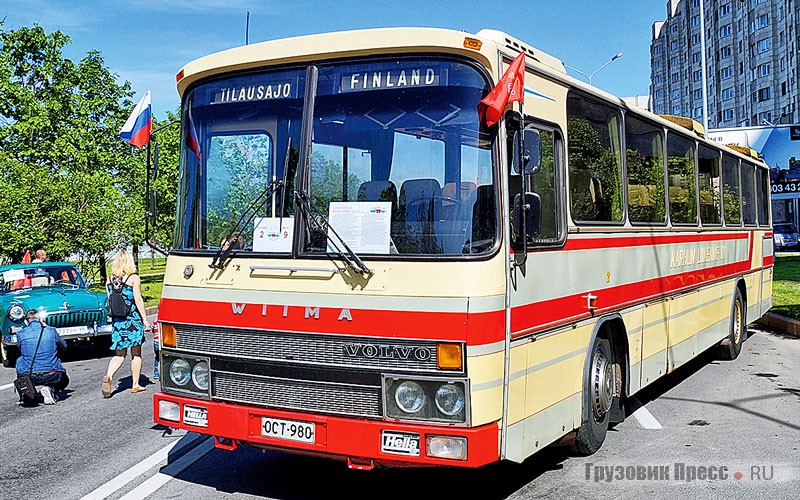 Финская делегация из общества любителей старых автобусов – Suomen Linja-autohistoriallinen Seura, или SLHS, – пребывает на параде в Санкт-Петербурге уже в третий раз. На сей раз северные соседи представили автобус [b]Wiima M300[/b] на среднемоторном шасси Volvo B58-60, работавший в коммуне Paavola, у перевозчика Karhun Liikenne Oy до 2001 года. Уже 17 лет, как эта машина – музейный автобус