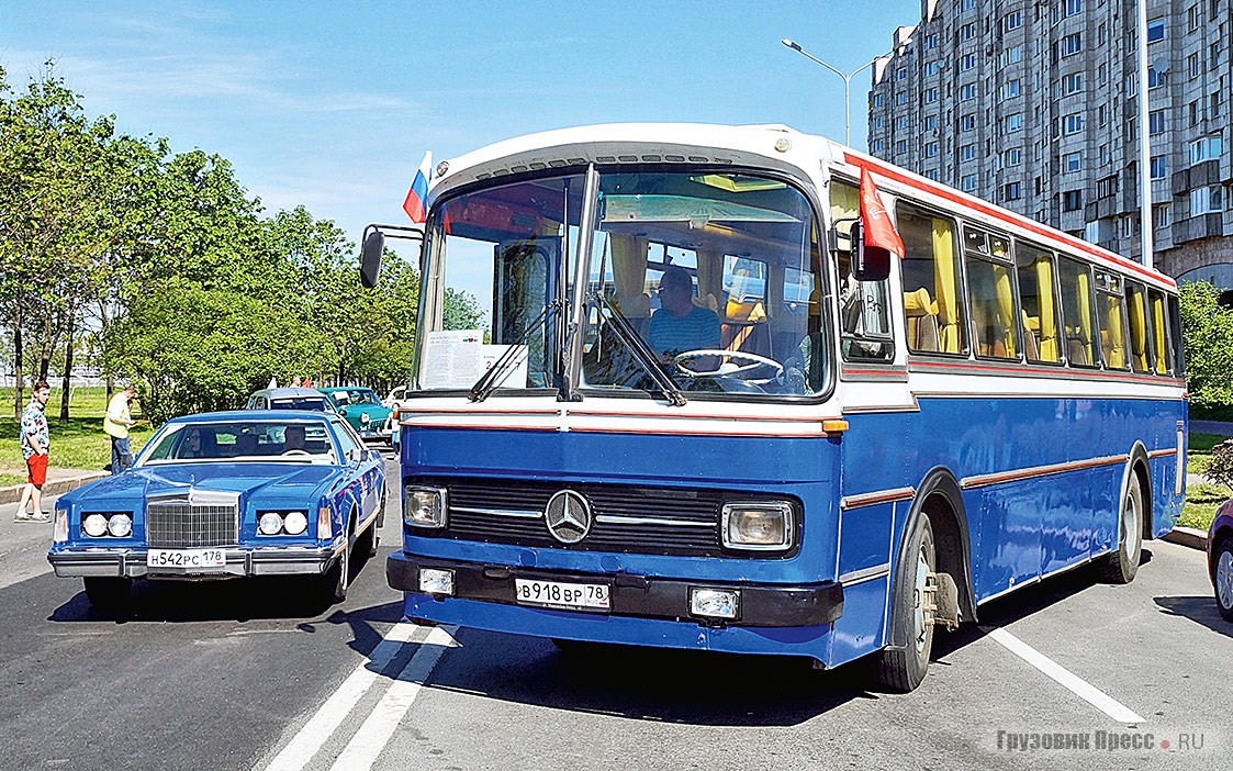 Герой «ретротеста» из 2015 года – [b]VBK M41[/b] 1974 г. в., построенный в Норвегии на шасси Mercedes-Benz O302. Автобус, изготовленный в единственном экземпляре, дошёл до наших дней стараниями водителя Александра Мамаева. С середины девяностых эта машина принадлежит школе № 616 «Динамика»