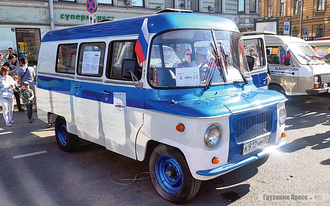 [b]Nysa 522M 1991[/b] <br />Почтили своим присутствием парад и два польских микроавтобуса Nysa 522M от одного и того же петербургского владельца: одна машина 1991 года восстановлена на базе бывшей лаборатории контроля качества воды и привезена из Владимирской области, а другая 1989 года – бывшая грузопассажирская из Мурманска