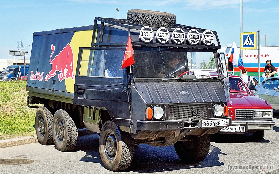 Самым необычным «лёгким коммерческим» экспонатом стал, несомненно, трёхосный (6х6) австрийский вездеход [b]Steyr Daimler Puch Pinzgauer 712M[/b] 1981 года. Такие машины для нужд армии выпускал завод Steyr-Daimler-Puch в австрийском Граце