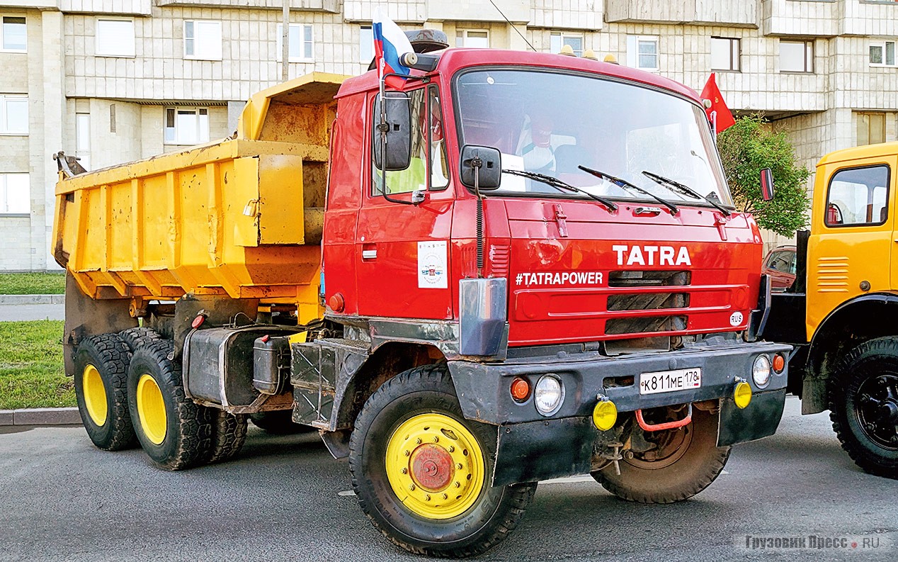 Легендарная [b]Татра Т815[/b] 1988 года прибыла на парад из парка перевозчика, который предоставляет такие полноприводные самосвалы в аренду строителям