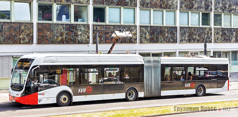 Один из восьми сочленённых электробусов VDL Citea SLFA Electric в Кёльне на станции ультрабыстрой подзарядки, смонтированной на остановке