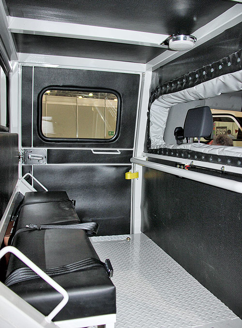 Спартанский комфорт в дополнительной 3-местной кабине T1611 Crew Cab с упрощённой отделкой