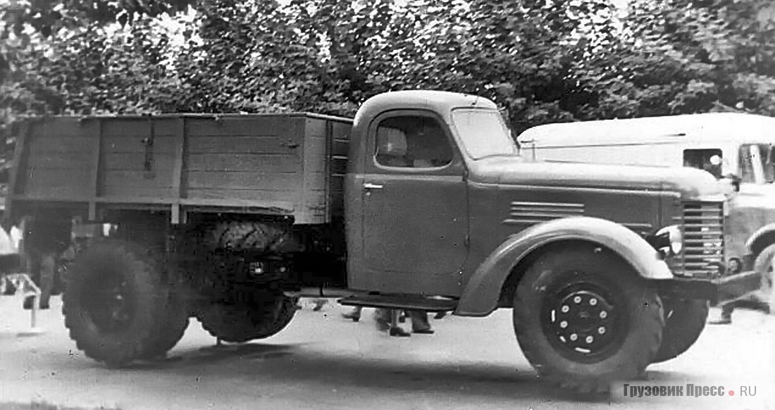 Серийный экземпляр ЗИС-585Д на ВСХВ в Сокольниках. Москва, 1954 г.