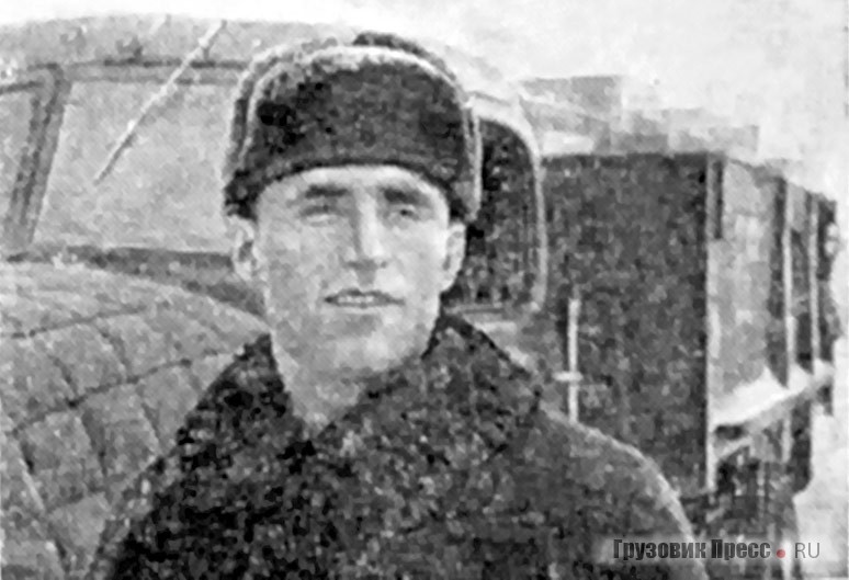 Удостоенный звания «Лучший шофёр области» в 1955 г. шофёр Русско-Полянской автороты Д.Ф. Островский у своего самосвала ЗИС-585Д. Райцентр Русская Поляна, Омская область, 1956 г.