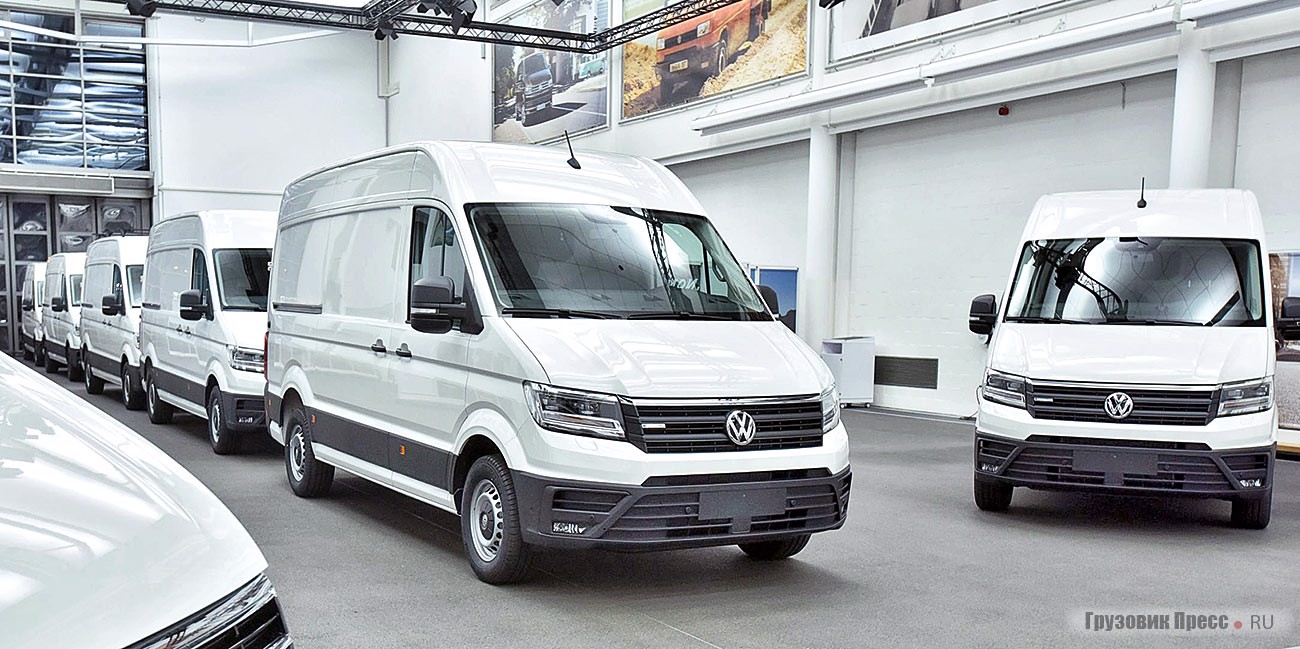 Признанный в 2017 году лучшим на конкурсе International Van of The Year, [b]Volkswagen Crafter[/b] с сентября 2018 года будет поставляться в Великобританию в полностью электрическом исполнении e-Crafter. Под полом кузова установлены литий-ионные аккумуляторы с отдачей 35,8 кВт∙ч. В режиме ударной зарядки они заряжаются на 80% за 45 минут. Машина рассчитана на перевозчиков, суточный пробег парка которых составляет 70–100 км. Запас хода фургона составляет 160 км, однако не оговаривается, при какой загрузке (грузоподъёмность от 1 до 1,75 т) и в каких погодных условиях. Максимальная скорость – 90 км/ч