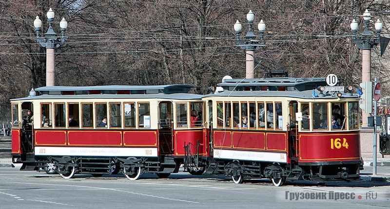 Музейные трамваи смотрятся необычно в современном мегаполисе. На фото поезд из вагонов Ф и Н в Москве