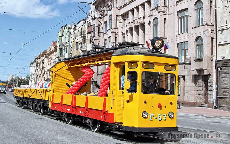 Поезд из грузового вагона ГМу и платформ ГП-10 на петербургском проспекте Добролюбова
