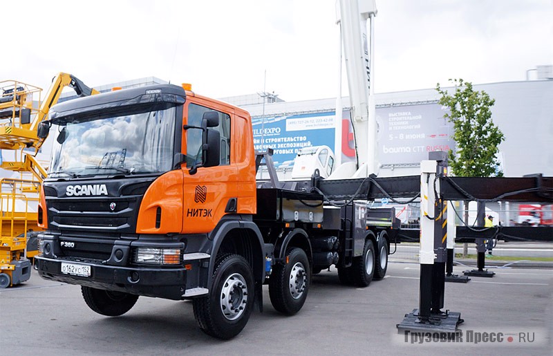 75-метровая автовышка AV4SCD на шасси Scania P 360 CB8X4EHZ изготовлена «ПМЗ-Автобетон», однако очертаниями напоминает надстройки «Элефант-Horyong»