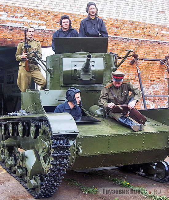 Макет советского лёгкого танка Т-26 у ворот первой мастерской на «Мосфильме». Соратники Бушуева охотно перевоплощаются в красноармейцев