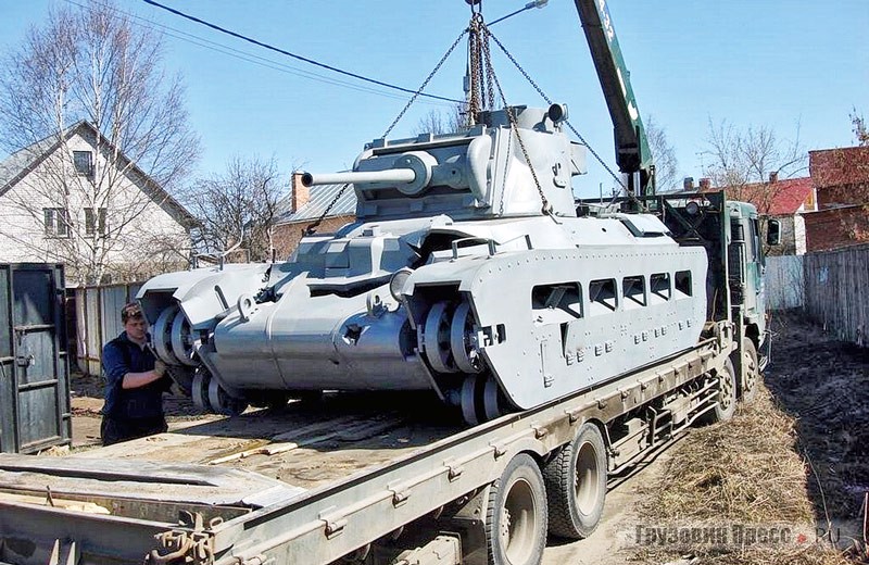 Макет британского пехотного танка Mk II Matilda отправляется из Щёлково в Алабино на полигон для съёмок в «Белом тигре». Согласно условиям заказчика, на танке воспроизведены повреждения