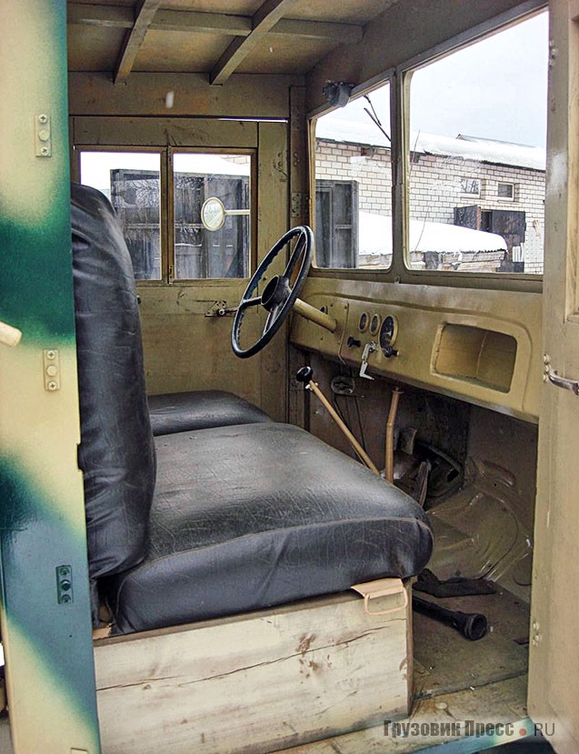Интерьер кабины такой же примитивный, как в 1943 году. Руль выдаёт «донора» игрового автомобиля – ГАЗ-51
