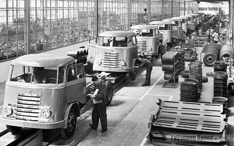 Сборка грузовиков на заводе DAF Geldropseweg в Эйндховене. 1950 г.