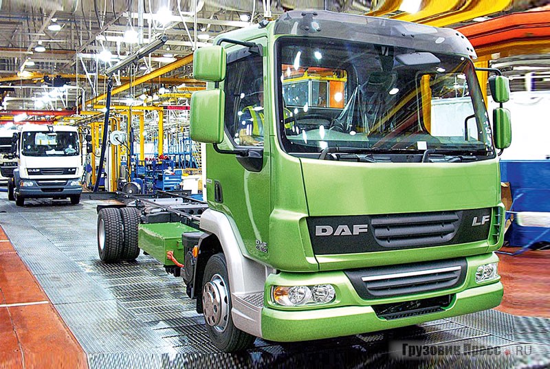 На сборочной линии шасси грузового автомобиля DAF LF45.160FA Hybrid, оснащённое параллельной дизель-электрической гибридной силовой установкой, 2010 г.
