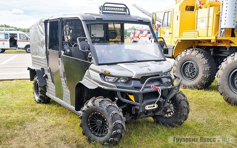 Многофункциональный мотовездеход [b]BRP Defender Max XT HD8[/b] хоть и оборудован 800-кубовым 2-цилиндровым 50-сильным двигателем Rotax, но стоит как хороший автомобиль – 1,9 млн рублей