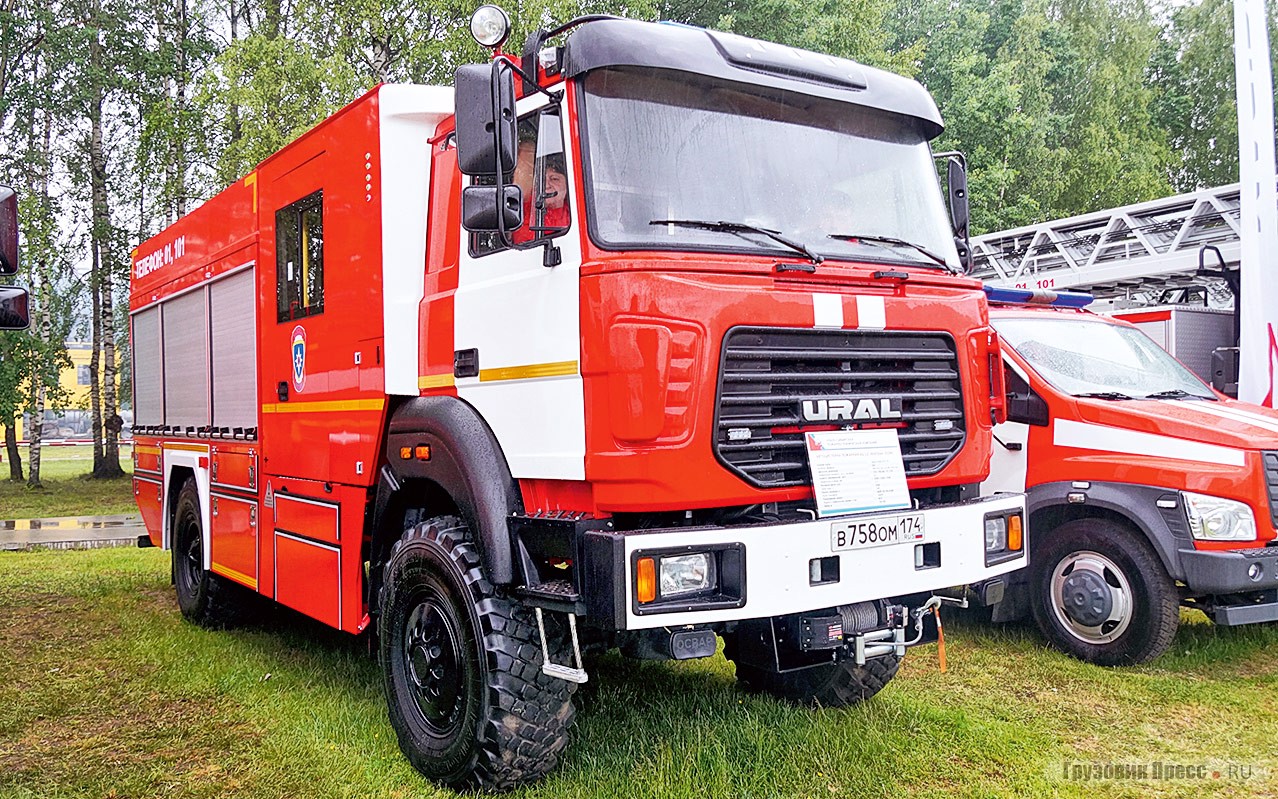 Две новые автоцистерны завода УСПКТ: [b]АЦ 3,2-40/4 (43206) 029-МИ-01 мод. Р40292[/b] на шасси «Урал-43206-4151-79»