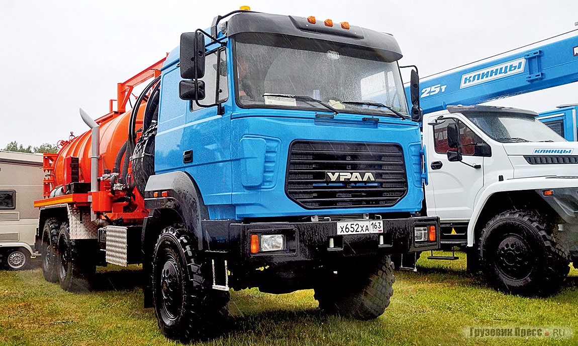 Мобильная вакуумно-нагнетательная установка [b]УВН-5 мод. 7074Д4-10[/b] на шасси трёхосного «Урал-М» производства ООО «Челябинский машиностроительный завод» с илососной цистерной