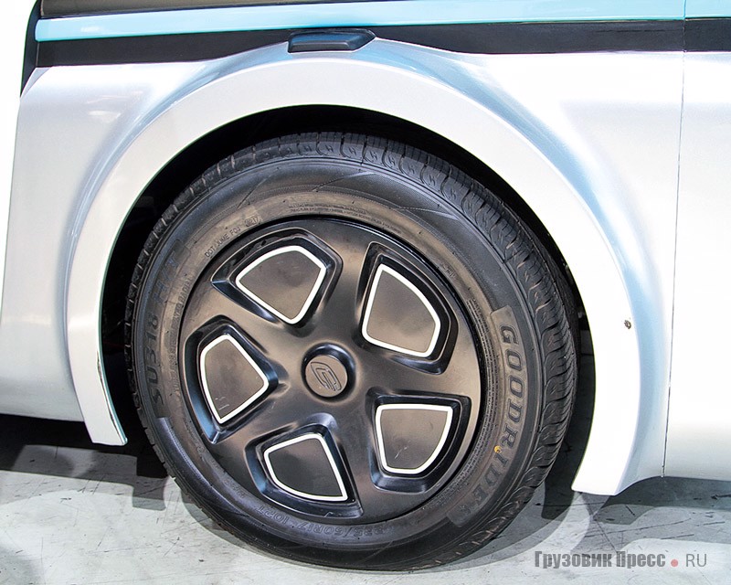 Пластиковый декоративный колпак залицовывает часть колёсного диска. Использованы бескамерные шины Goodride SU 318 размерностью 235/60  R17102T