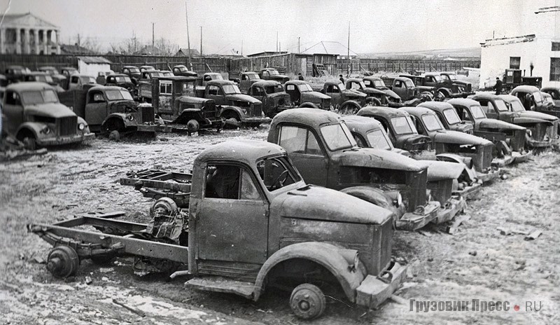 Грузовики в ожидании ремонта на заводской площадке. Начало 1960-х