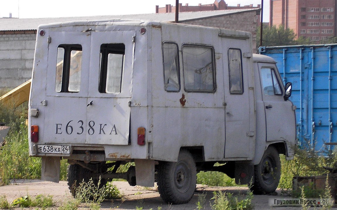 Предположительно, на фото один из изготовленных образцов автомобиля для перевозки сельских рабочих бригад ТС-17144 1993 года. Заводские фото этих машин, увы, не сохранились /rcforum.ru/