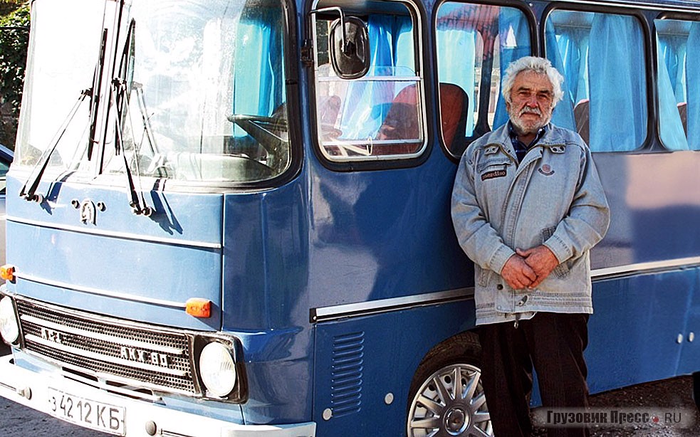 Качазум Хачатурович Алхазов со своим микроавтобусом АКХ-60 (фото Руслана Кучменова)