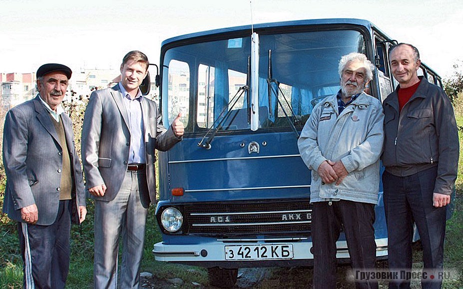 Автор микроавтобуса вместе с коллегами по увлечению в Нальчике (фото Руслана Кучменова)
