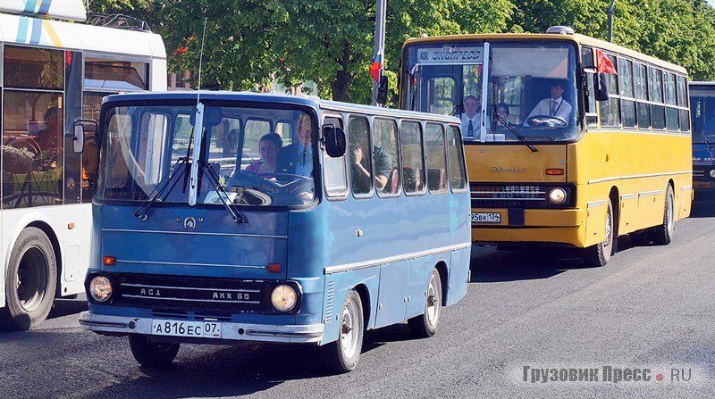 …а так рядом с реальным автобусом Ikarus 260.50