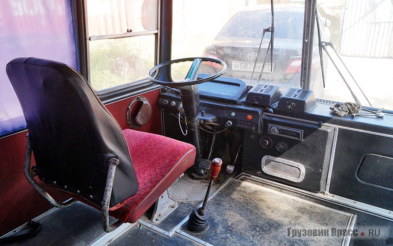 Панель приборов и сиденье водителя – от ПАЗ-672, руль – от 24-й «Волги»