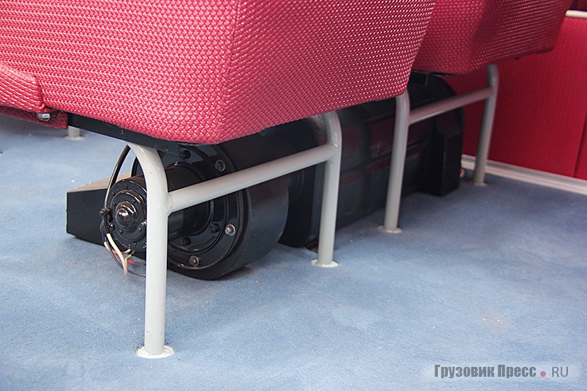 Дополнительный обогрев салона обеспечивают отопители под сиденьями