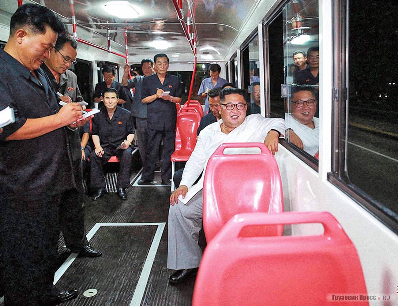 Руководитель страны остался доволен новыми пластиковыми сиденьями в троллейбусе