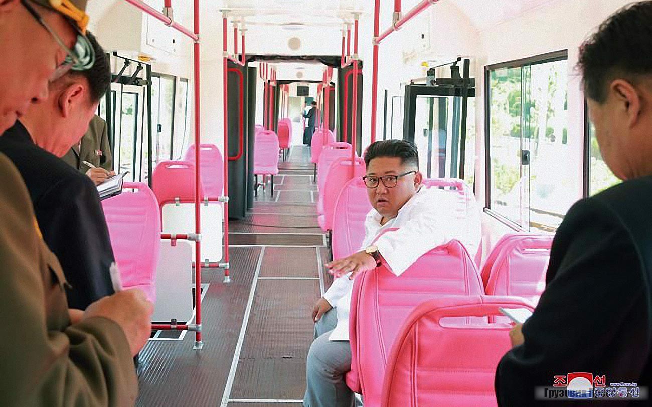 Новый трамвай оборудован мягкими креслами с обивков