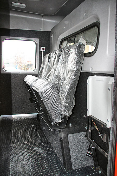 Сиденья можно сложить и образовать в кабине дополнительное пространство для перевозки инвентаря